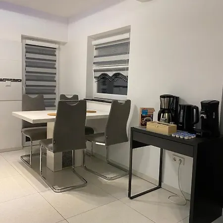 Aparts House - Balkon - Free Parking- Wifi - Kitchen 아파트 *