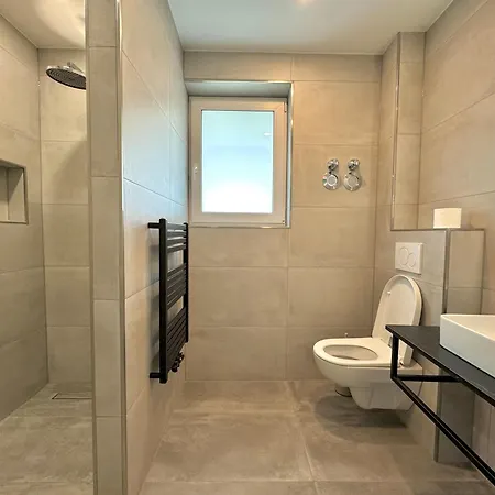 Aparts House - Balkon - Free Parking- Wifi - Kitchen 아파트